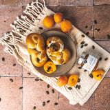 Aprikosenkonfitüre von DELIGREECE  serviert mit frischen Aprikosen und Brötchen