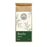 Bancha Japan – Grüner Tee der Mühle Ahrenshoop in brauner Papierverpackung mit grünem Etikett.