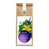 Bio Kräutertee Nachtfeuer in einer braunen Papiertüte mit weißem Etikett; violettem Rundlabel und Kräutermotiv aus gelben Blüten, Lavendel und grünen Blättern; Beschreibung ‚beruhigend & heiter‘.