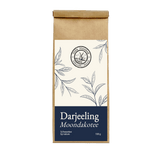 Darjeeling Moondakotee – Schwarzer Tee der Mühle Ahrenshoop in brauner Papierverpackung mit dunkelblauem Etikett.
