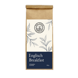 Englisch Breakfast – Schwarzer Tee der Mühle Ahrenshoop in brauner Papierverpackung mit dunkelblauem Etikett.