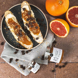 Grapefruit-Marmelade von DELIGREECE mit frischer Grapefruit und belegten Baguettes dekorativ angerichtet