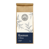 Keemun China – Schwarzer Tee der Mühle Ahrenshoop in brauner Papierverpackung mit dunkelblauem Etikett.