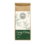 Lung Ching China – Grüner Tee der Mühle Ahrenshoop in brauner Papierverpackung mit grünem Etikett.