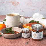 Mandarinen-Marmelade von DELIGREECE mit Toast, frischer Mandarine und einer Tasse Kaffee stilvoll angerichtet
