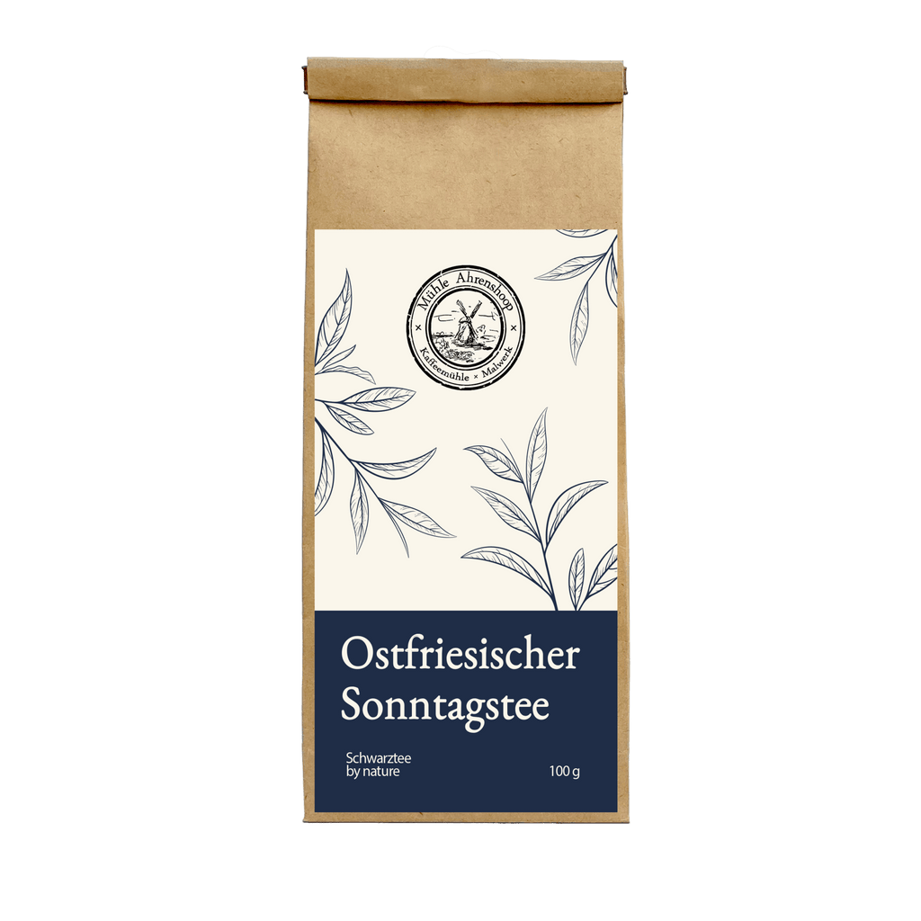 Ostfriesischer Sonntagstee – Schwarzer Tee der Mühle Ahrenshoop in brauner Papierverpackung mit dunkelblauem Etikett.