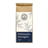 Ostfriesischer Sonntagstee – Schwarzer Tee der Mühle Ahrenshoop in brauner Papierverpackung mit dunkelblauem Etikett.