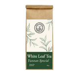 White Leaf Tea Yunnan Special – Grüner Tee der Mühle Ahrenshoop in brauner Papierverpackung mit grünem Etikett.