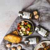 Mediterraner Salat mit Feta, geröstetem Brot und DELIGREECE Gewürzen.