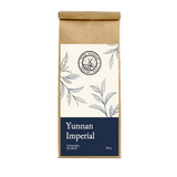 Yunnan Imperial – Schwarzer Tee der Mühle Ahrenshoop in brauner Papierverpackung mit dunkelblauem Etikett.