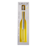 Verpackung einer Bottlelight-Flaschenlampe: langer silberner LED-Stab in gelbem Inlay, oben der Aufsatz; Aufdruck ‚bottlelight‘ und Hinweis ‚LED 3000 K‘
