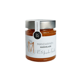 DELIGREECE Mandarinen Marmelade im Glas – 85 % frische Früchte, goldener Deckel, weißes Etikett mit Mandarinen-Illustration.