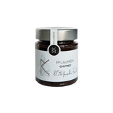 DELIGREECE Pflaumen Chutney mit 80 % frischen Früchten im Glas – weißes Etikett, silberner Deckel, dezente Pflaumen-Illustration.