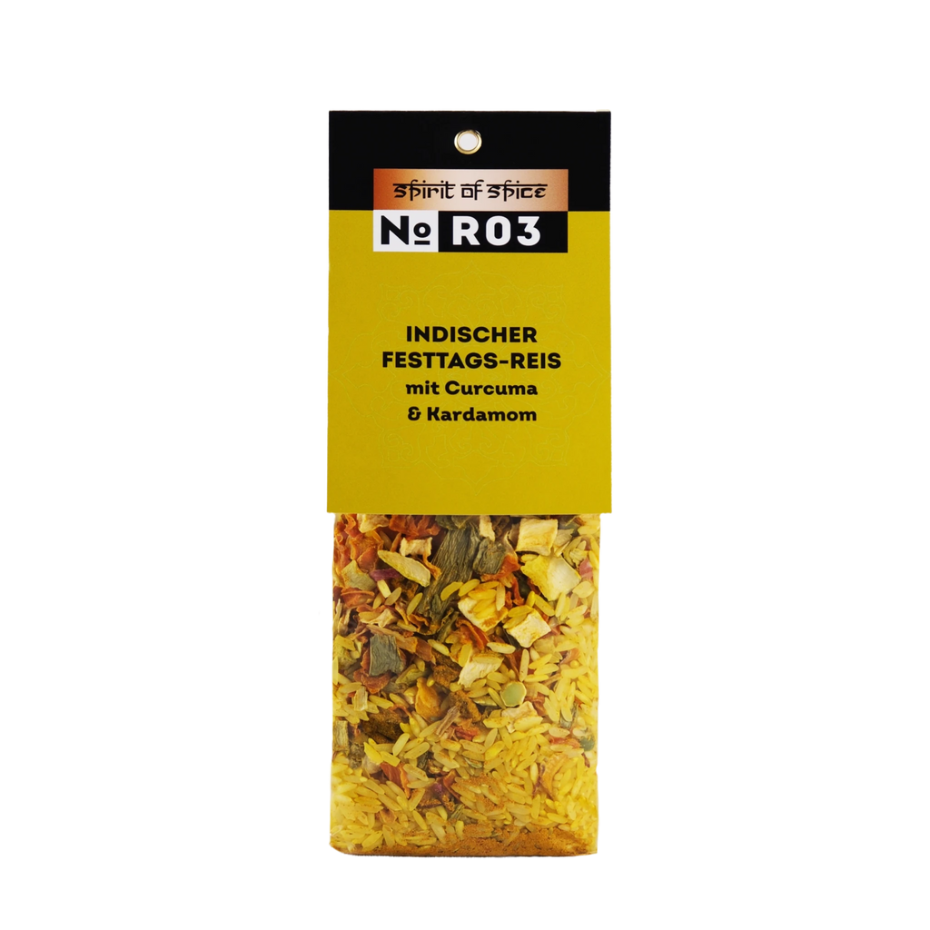 Hängeetikett einer Trockenmischung: Spirit of Spice No R03 – Indischer Festtags-Reis mit Curcuma & Kardamom; unten im transparenten Beutel gelber Reis mit getrockneten Zutaten, Kräutern und Gewürzstückchen