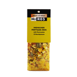 Hängeetikett einer Trockenmischung: Spirit of Spice No R03 – Indischer Festtags-Reis mit Curcuma & Kardamom; unten im transparenten Beutel gelber Reis mit getrockneten Zutaten, Kräutern und Gewürzstückchen