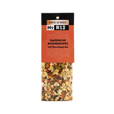 Hängeetikett einer Trockenmischung: Spirit of Spice No R12 – Sardische Bohnensuppe mit Rauchpaprika; unten im transparenten Beutel weiße Bohnenstücke mit getrocknetem Gemüse und Gewürzen