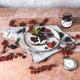 Waldfrüchte Konfitüre im Glas mit Brot, Beeren und Minze dekoriert
